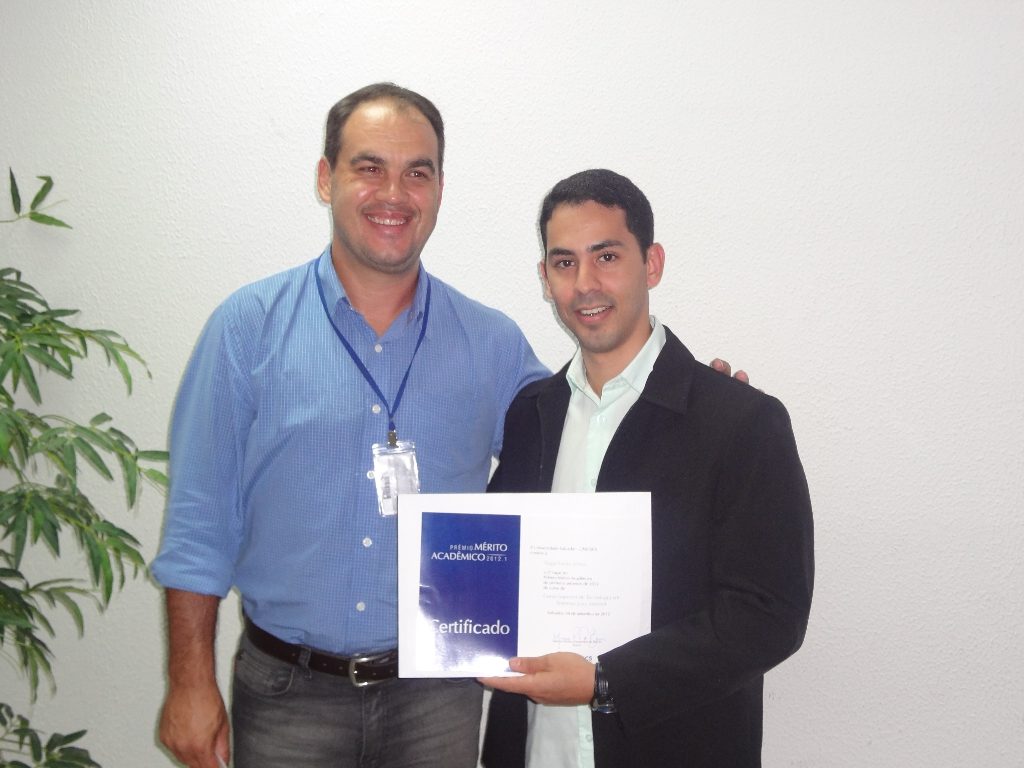 Tiago Matos ganha o Prêmio Mérito Acadêmico Unifacs 2012.1 2
